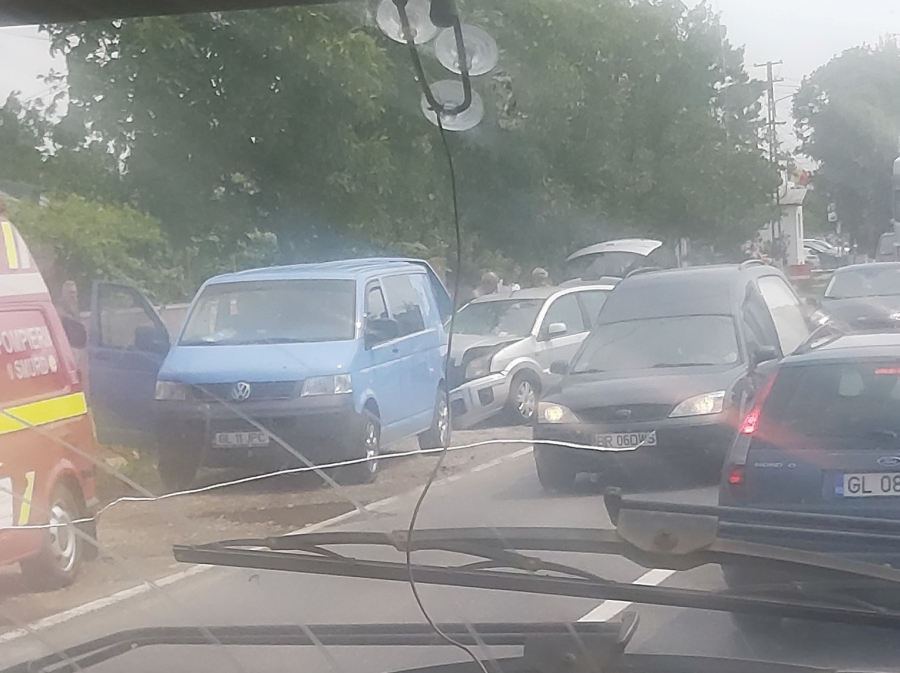 UPDATE Traficul a fost reluat la Șendreni după ce circulația a fost blocată de impactul între două mașini