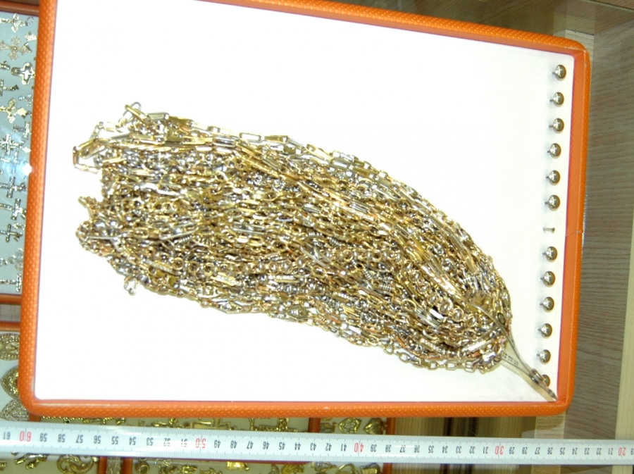 Peste opt kilograme de aur, confiscate de poliţişti
