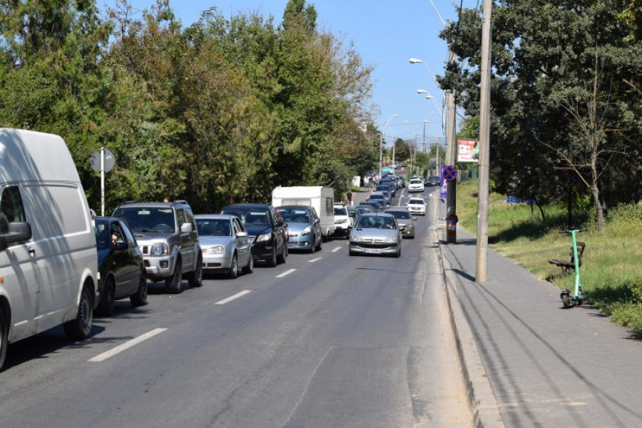 FOTOREPORTAJ. Oamenii așteaptă cu orele să treacă cu bacul pe la Galați