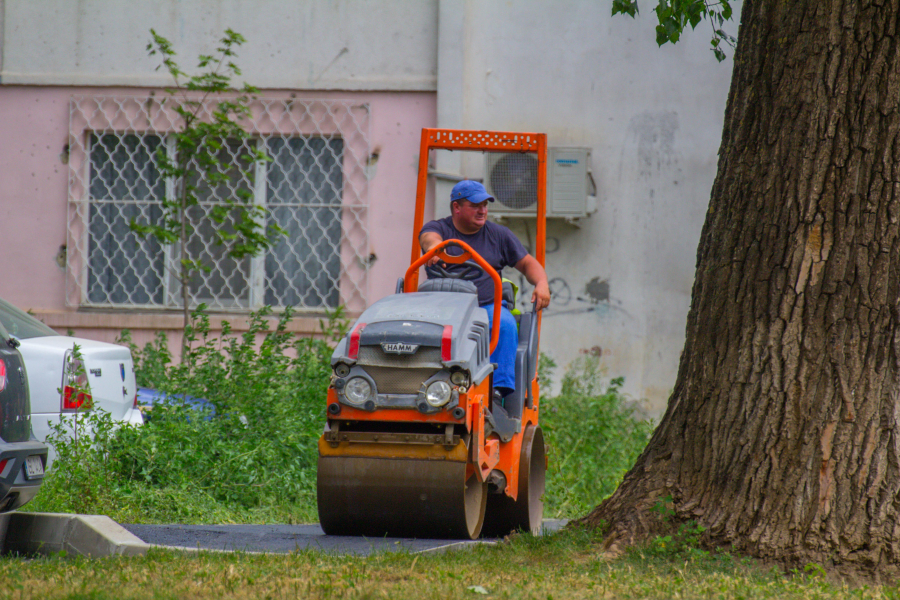 Lucrări reluate la sistematizarea zonei Colegiului ”Mihail Kogălniceanu” (FOTO)