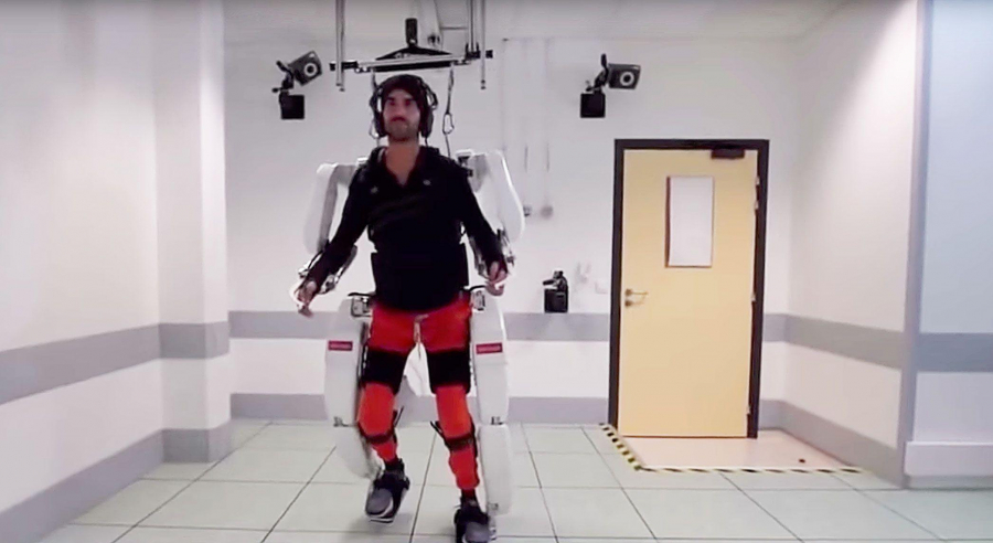 Un bărbat paralizat a mers folosind un costum robotizat