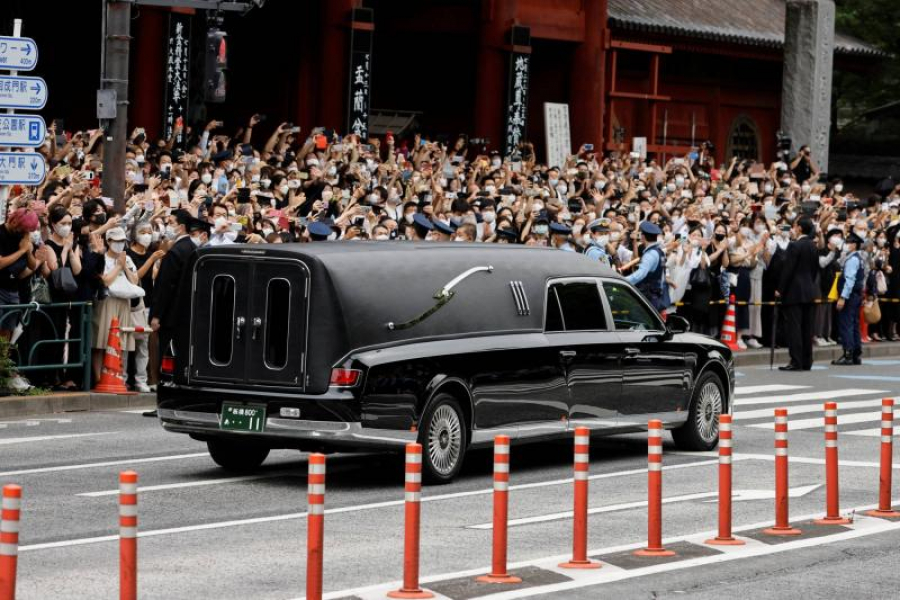 Mii de japonezi, la funeraliile lui Shinzo Abe