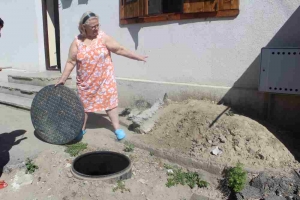 Apă Canal lasă prăpăd pe unde trece/ Maldăre de pământ şi pietre, &quot;uitate&quot; pe trotuar (FOTO)