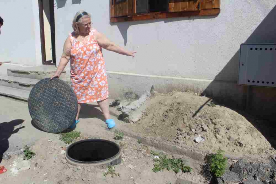 Apă Canal lasă prăpăd pe unde trece/ Maldăre de pământ şi pietre, "uitate" pe trotuar (FOTO)