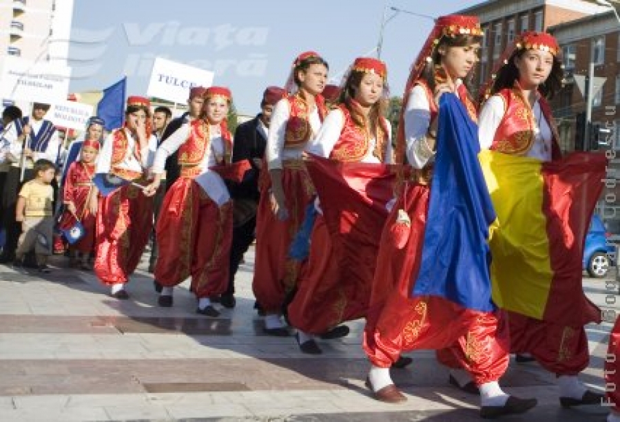 Paradă în straie populare, pe Brăilei