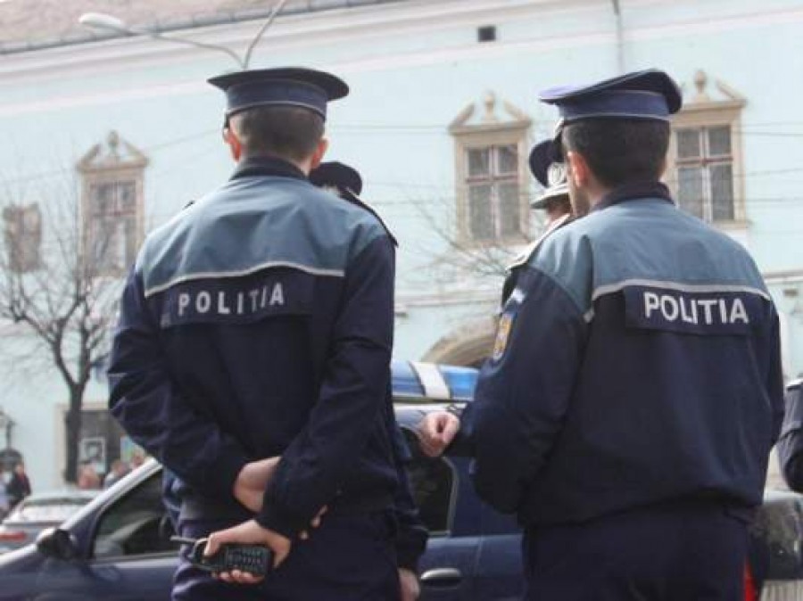 Poliţiştii caută patru urmăriţi internaţionali