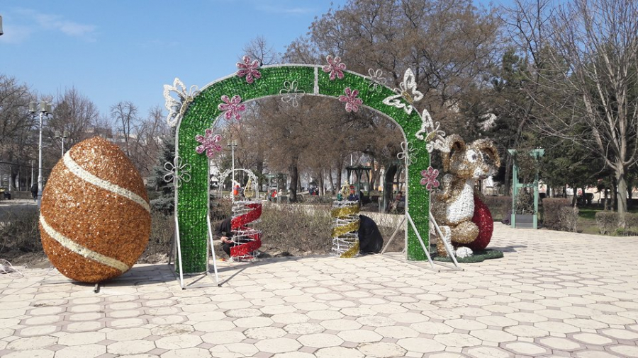 Pregătiri de sărbătoare | Ornamente pentru Paşte, în Parcul Eminescu