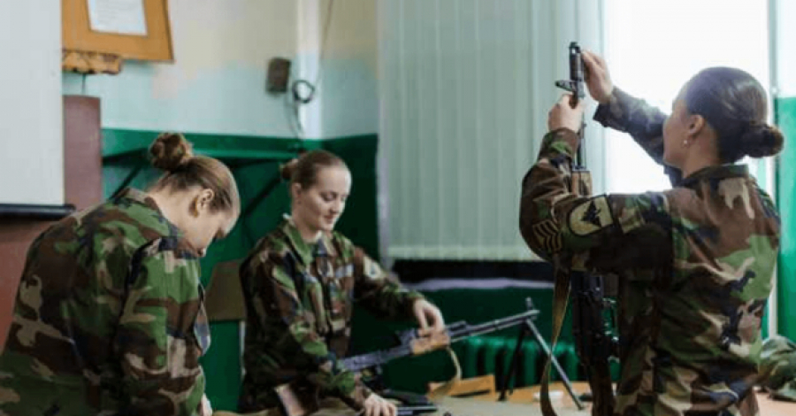 Rusia introduce pregătirea militară obligatorie în școli