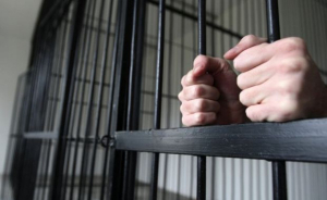Un bărbat acuzat că și-a ucis părinții a fost rănit grav în arestul Poliției