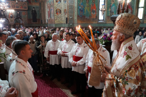 Tecucenii şi-au sărbătorit ocrotitorul spiritual, pe Sfântul Gheorghe. În catedrala arhiplină, preoți, credincioși și tineri au devenit o icoană-mozaic (FOTO)