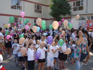 VIDEO / Protest inedit la o şcoală din Galaţi: „Să le fie ruşine pentru că vor să îmbolnăvească elevii de la toate şcolile din oraş !”