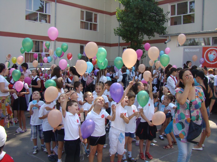 VIDEO / Protest inedit la o şcoală din Galaţi: „Să le fie ruşine pentru că vor să îmbolnăvească elevii de la toate şcolile din oraş !”