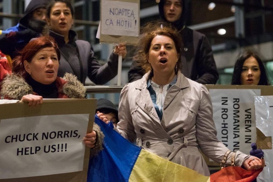 Solidaritate cu cei de-acasă. Gălăţenii PROTESTEAZĂ şi la Cardiff (FOTO)