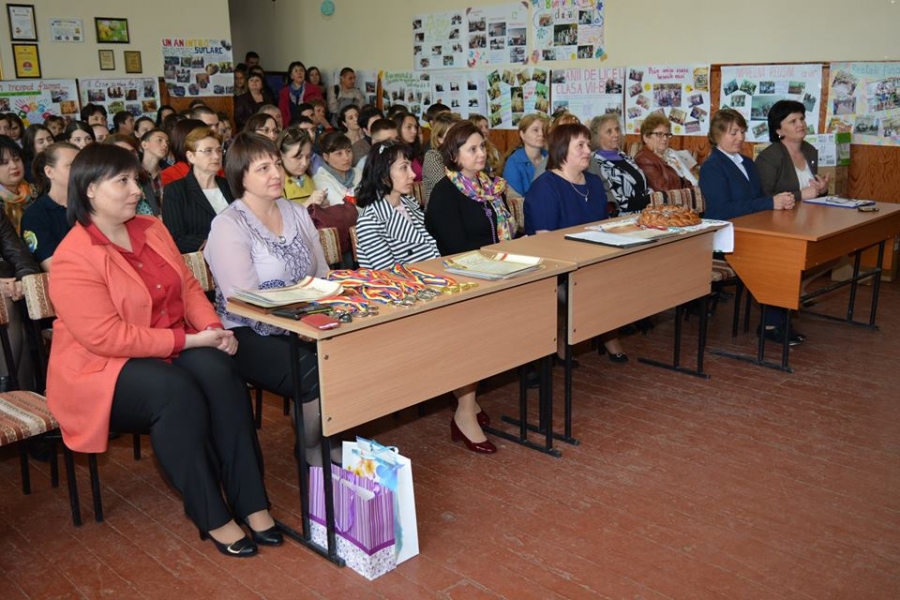 Pod de cărţi peste Prut/ Centrul Cultural din Galați a dotat o bibliotecă din Cahul