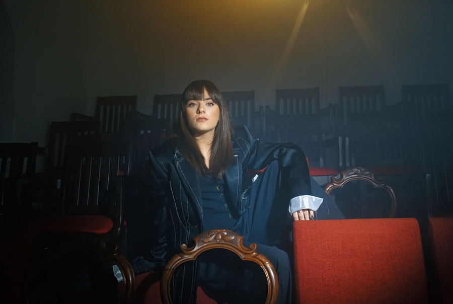 „Stea căzătoare”, cel mai nou single al gălăţencei Alexandra Căpitănescu (VIDEO)