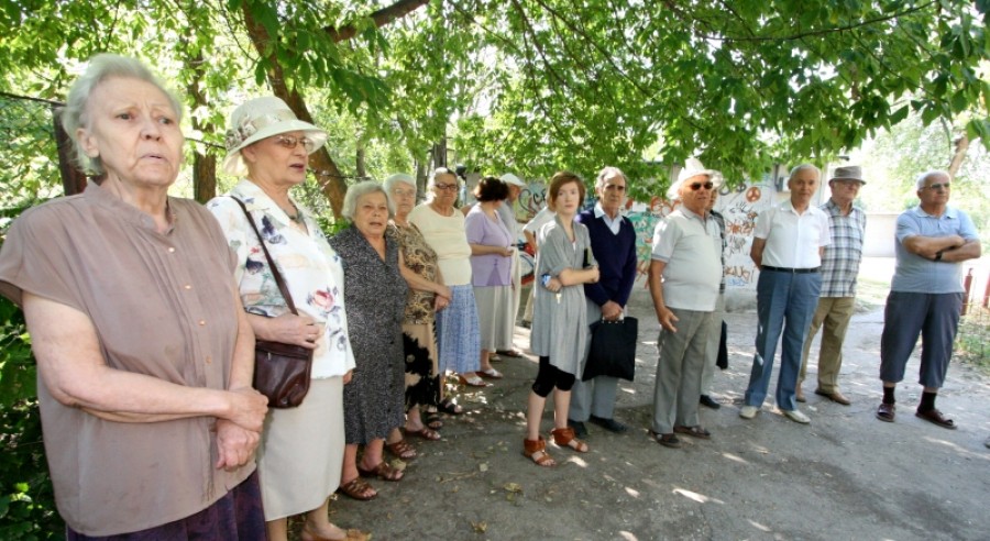 Locatarii blocului C12 au protestat împotriva parcului de joacă