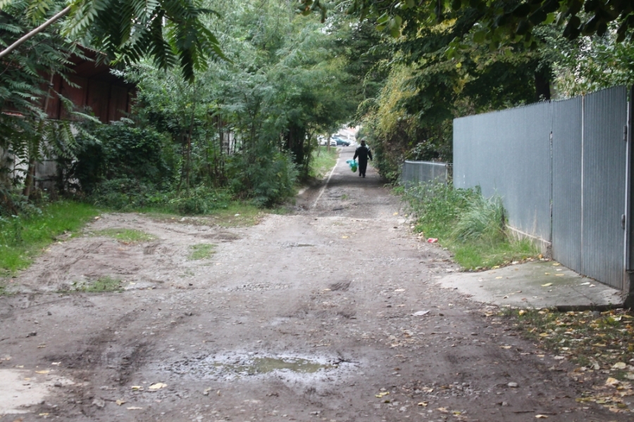 Drum de ţară, în mijlocul Galaţiului/ La promenadă, prin noroi şi băltoace