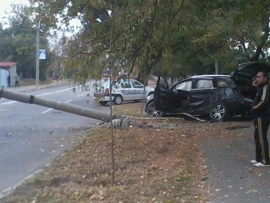 Un Audi Q7 a reuşit să DOBOARE un STÂLP DE BETON! IMAGINI VIDEO CU PRODUCEREA ACCIDENTULUI