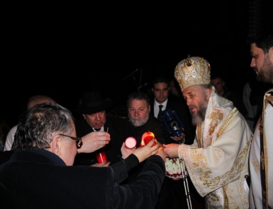Peste 5.000 de gălăţeni au primit Lumina Sfântă de la ÎPS Casian Crăciun