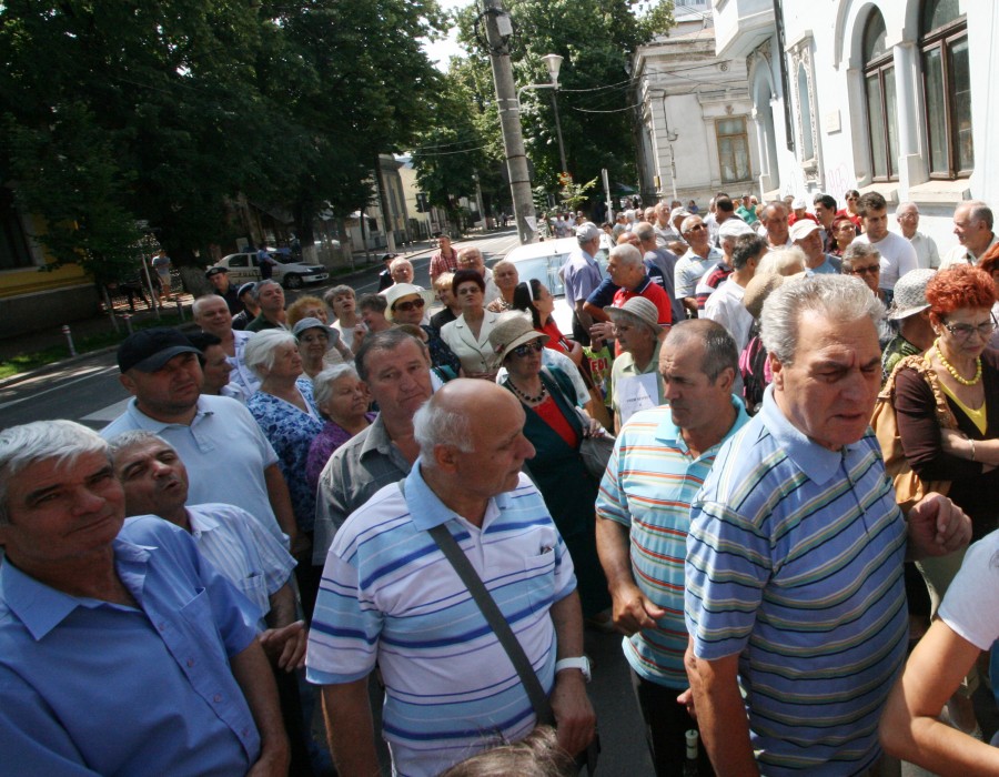 Pensionarii din Galaţi, protest în stradă. Ei cer demisia parlamentarilor şi ameninţă cu greva foamei
