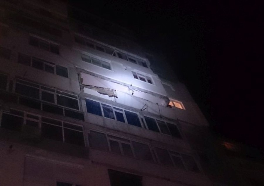 GALERIE FOTO/ EXPLOZIE într-un apartament situat vizavi de Spitalul Judeţean. Mai multe MAŞINI au fost AVARIATE (UPDATE)