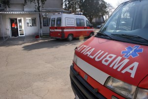 O asistentă de pe ambulanţă a fost bătută în timpul unei operaţiuni de salvare
