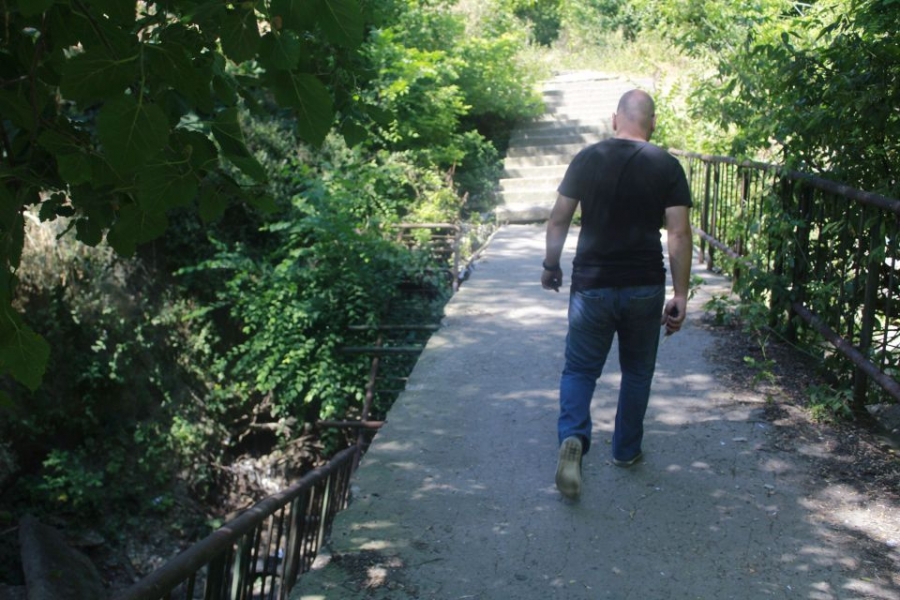 Podeţ fără balustradă, într-un parc gălăţean