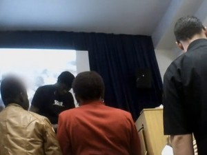 Tratament SIDA prin rugăciuni: Bolnavi infectaţi cu HIV au murit după ce o biserică din Marea Britanie i-a convins că s-au vindecat 