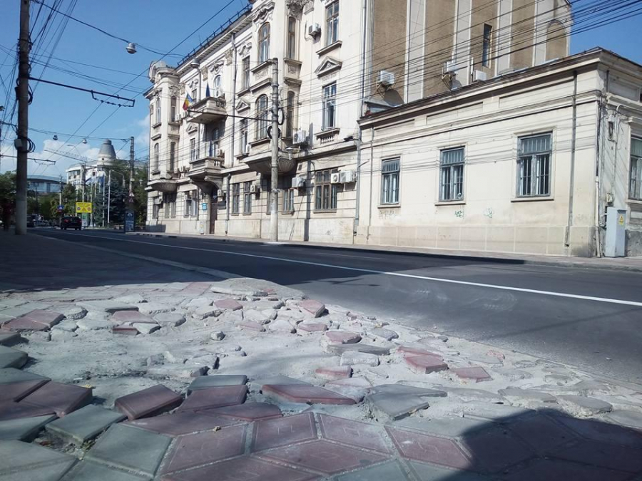 Primăria anunţă că va repara trotuarul de vizavi