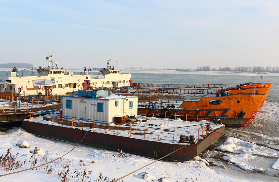 AGLOMERAȚIE mare la trecerea Dunării cu BACUL la Galaţi. IATĂ care este cauza