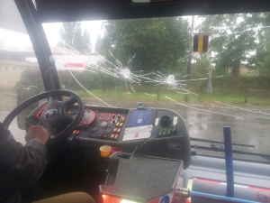 Şofer Transurb AGRESAT şi două autobuze DISTRUSE în urma unui CONFLICT dintre mai mulţi tineri