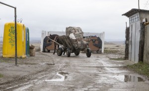 FOTO/ Micro 20, CARTIERUL „lucrului făcut DE MÂNTUIALĂ”. MIZERIE şi şoferi care se BAT de la LOCURILE DE PARCARE