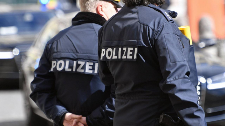 Zeci de gălăţeni, sub paza poliţiei germane