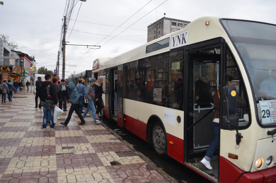 Trafic dat peste cap pe străzile oraşului Galați. Două zile cu zeci de trasee de transport suspendate şi deviate