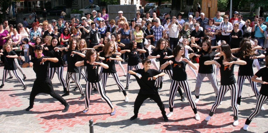 Ritm, culoare şi tinereţe. Sărbătoarea dansului pe esplanada Teatrului Dramatic „Fani Tardini” din Galaţi
