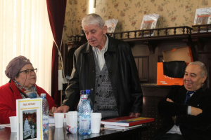 Momentele de sinceritate ale poetului Rotaru, plasat între poeta Cezarina Adamescu şi publicistul Ghiţă Nazare, preşedintele Salonului