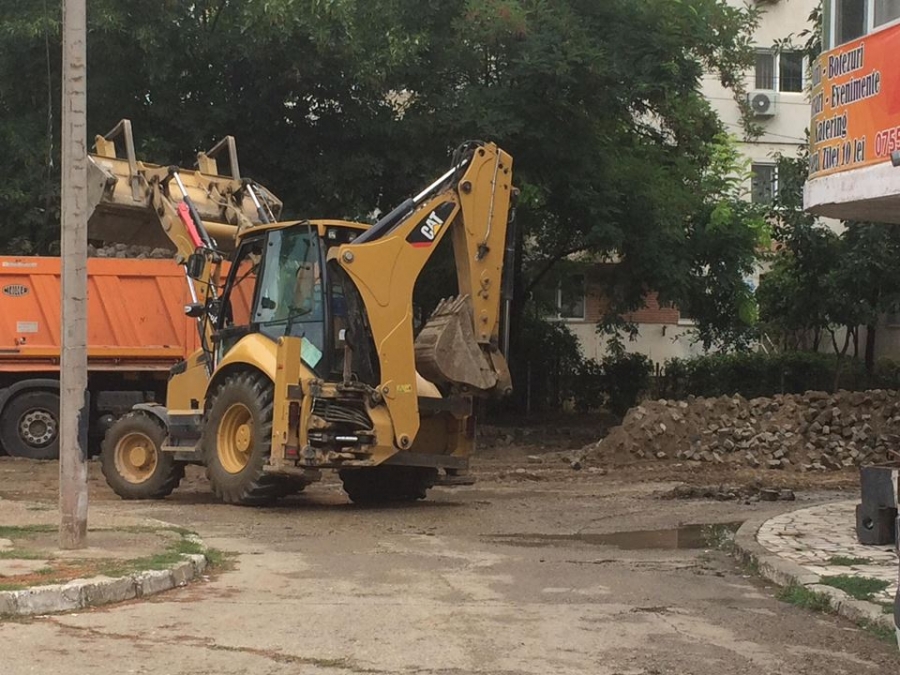 Întrebări şi îngrijorare pe Facebook. Ce face PRIMĂRIA Galați cu PIATRA CUBICĂ de pe strada Tecuci?