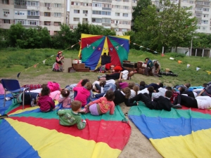 Trupa britanică &quot;Flying Seagull&quot;, în vizită la Galaţi - Peste 500 de copii au râs cu gura până la urechi