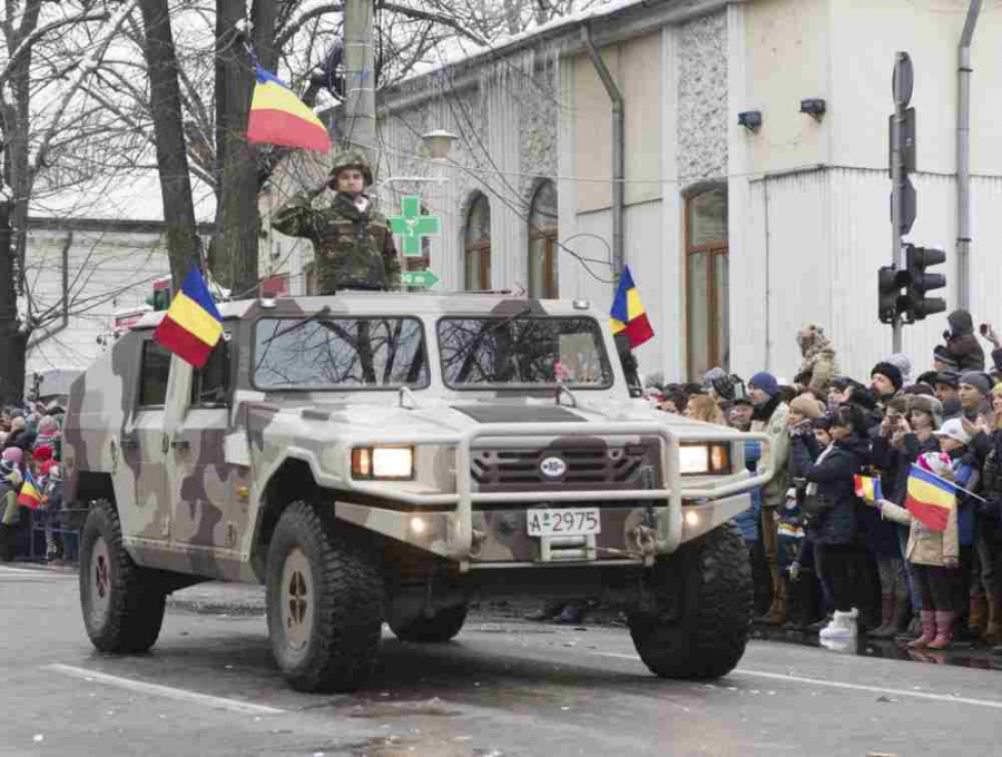 Paradă militară SPECTACULOASĂ, la Tecuci, de Ziua Naţională a României