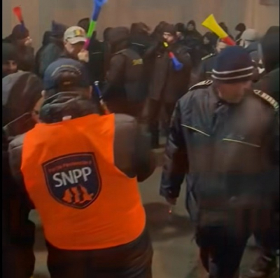 Miting în fața pușcăriei. Polițiștii de la Penitenciarul Galați au refuzat să intre în primul schimb