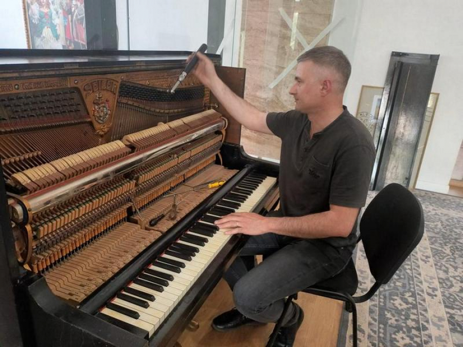 Acordor sosit de peste hotare pentru o pianină de peste 100 de ani