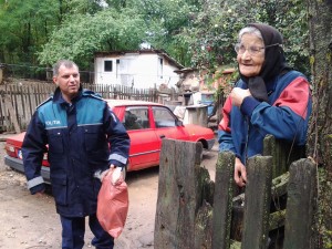 Prăpădul de la Cuca: Bătrâni izolaţi în propriile case după trei zile de la inundaţii
