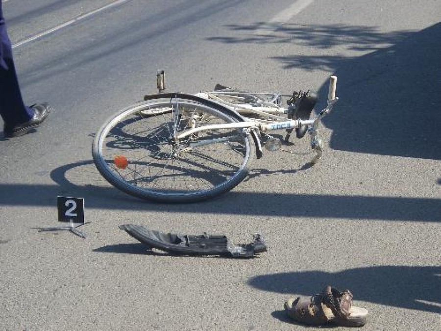 Un BICICLIST a fost LOVIT DE MAŞINĂ în zona Pădurii Gârboavele