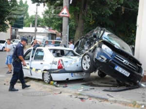Jeep călare pe Logan în intersecţie