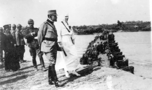 Regele Ferdinand și Regina Maria inspectează Armata care trece Tisa