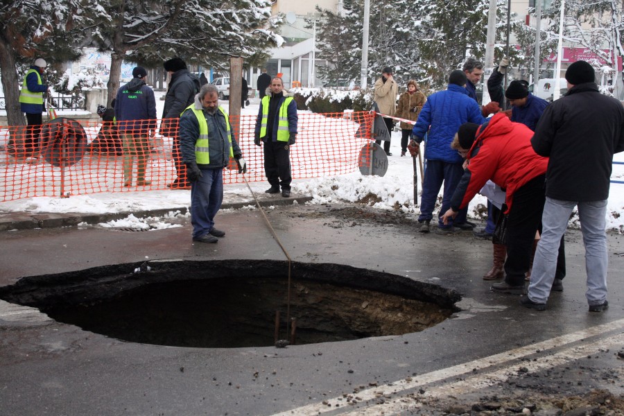 FOTO/ Mistere demne de Dosarele X/ Timpul trece, Falezogaura rezistă!