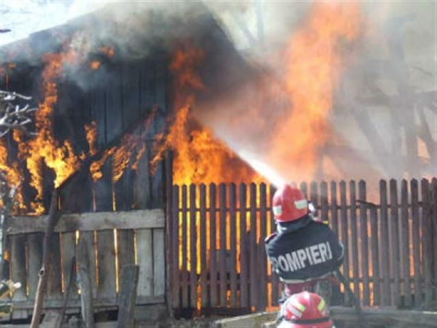 Un bărbat din Galați a murit după ce i-a luat foc casa