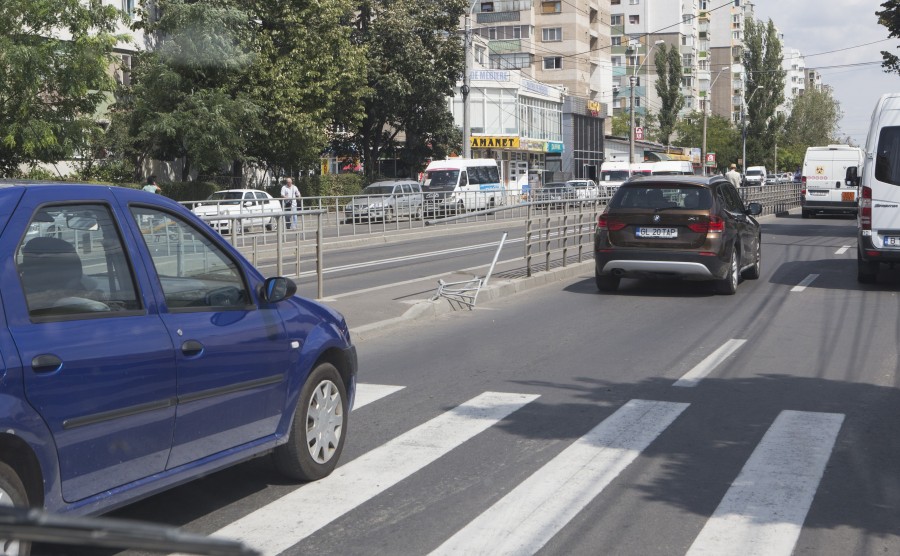 (FOTO) Strada Oţelarilor, PERICOL PUBLIC! Două din cele trei REFUGII sunt deja AVARIATE DE MAŞINI