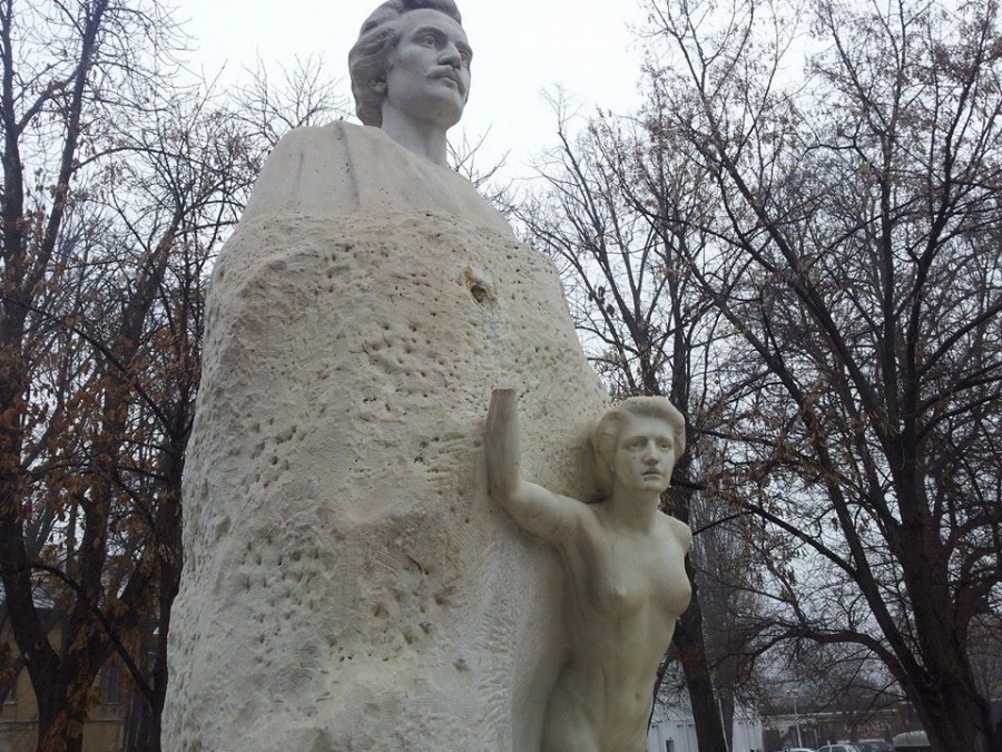 Monumentul lui Eminescu, la un pas de dezastru/ Mâna muzei va fi pusă de Primărie, provizoriu 