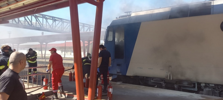 Trenul Galați – Cluj Napoca, întârziat 150 de minute de un incendiu la locomotivă